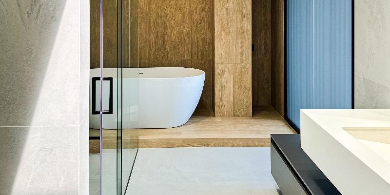 Baños en blanco y madera: equilibrio entre luz y calidez